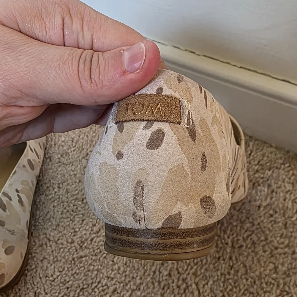 TOMS Women Cream and Brown Camoflauge Patterned Slip-On Loafer Shoes Size 5.5